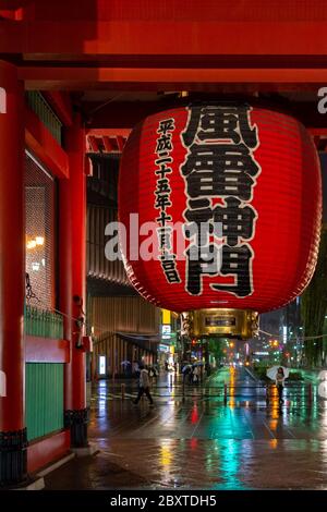 Tokyo / Giappone - 20 ottobre 2017: Vista notturna della Grande Lanterna rossa sul Kaminarimon ('porta del tuono') che conduce all'antico buddista senso-ji Foto Stock