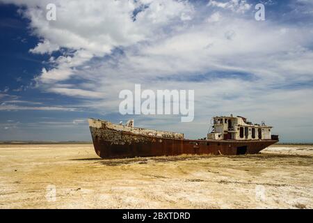 Fondo del Mare Aral secco/Aral, Kazakistan - 19 maggio 2013: Nave di ricerca abbandonata "otto Schmidt" Foto Stock