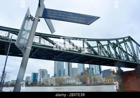 Francoforte sul meno, Germania 03-11-2013 Ponte di Eisener Steg con un segno delle destinazioni turistiche della città Foto Stock