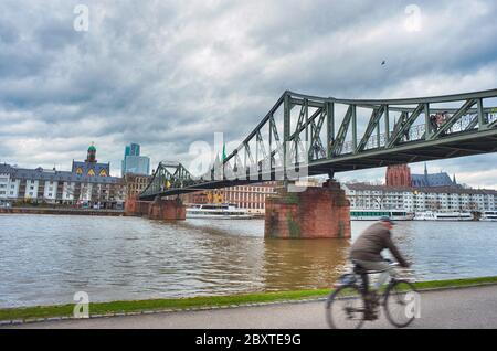 Francoforte sul meno, Germania 03-11-2013 Ponte di Eisener Steg che attraversa il fiume principale per il centro della città Foto Stock