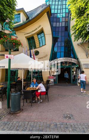 Sopot, Polonia - Juny, 2019: La casa Crooked in via degli Eroi di Monte Cassino a Sopot, Polonia. Foto Stock