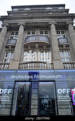 Francoforte sul meno, Germania 03-11-2020 edificio del museo tedesco del cinema verticale Foto Stock