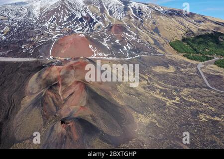 Vulcano Etna in Sicilia visto dall'alto in aereo Vista sui crateri di Silvestri Foto Stock