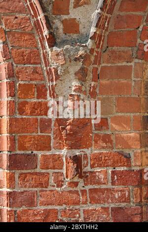 Frammento di un arco a punta gotico nell'ex abbazia cistercense di Chorin, stato del Brandeburgo in Germania Foto Stock