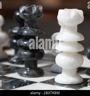 Pezzi di scacchi in onice bianco e nero Foto Stock