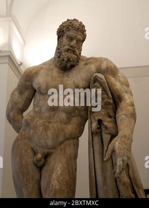 Ercole a riposo, Ercole Farnese. III secolo d.C. Terme di Caracalla, copia romana di un greco di Lysippos. Museo Archeologico di Napoli. Foto Stock