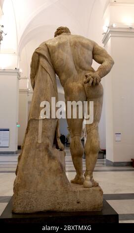 Ercole a riposo, Ercole Farnese. III secolo d.C. Terme di Caracalla, copia romana di un greco di Lysippos. Museo Archeologico di Napoli. Foto Stock