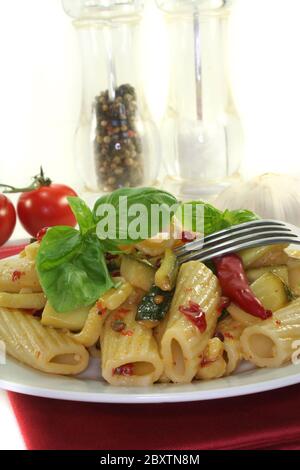 Tortiglione con peperoncino e zucchine Foto Stock