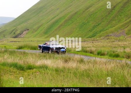 MOFFAT, SCOZIA - 29 GIUGNO 2019: 1971 Triumph TR6 in un classico rally auto in rotta verso la città di Moffat, Dumfries e Galloway Foto Stock