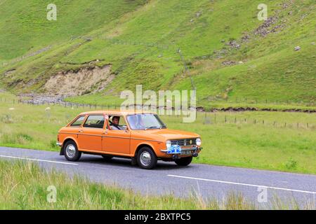 MOFFAT, SCOZIA - 29 GIUGNO 2019: Austin Maxi auto in un classico rally auto in rotta verso la città di Moffat, Dumfries e Galloway Foto Stock