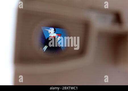 Cartoon Pinocchio all'interno di un mirino stereoscopico a diapositive, isolato su sfondo bianco Foto Stock