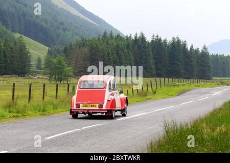 MOFFAT, SCOZIA - 29 GIUGNO 2019: Citroen 2cv auto in un classico rally auto in rotta verso la città di Moffat, Dumfries e Galloway Foto Stock