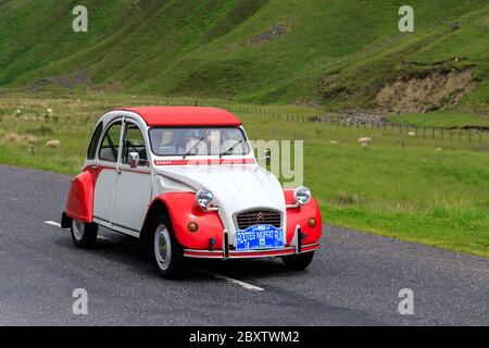 MOFFAT, SCOZIA - 29 GIUGNO 2019: Citroen 2cv auto in un classico rally auto in rotta verso la città di Moffat, Dumfries e Galloway Foto Stock