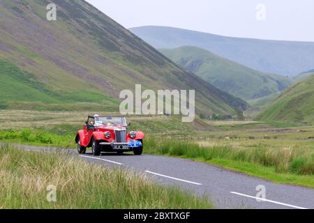 MOFFAT, SCOZIA - 29 GIUGNO 2019: MG TF Auto sportiva in un rally auto classica in rotta verso la città di Moffat, Dumfries e Galloway Foto Stock