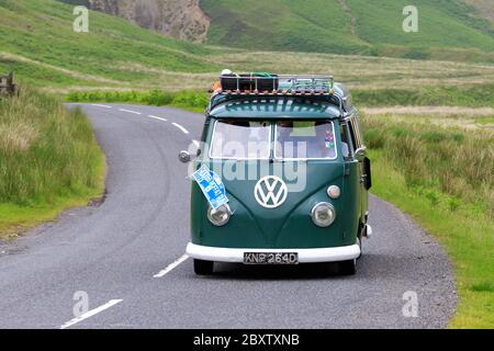 MOFFAT, SCOZIA - 29 GIUGNO 2019: 1966 Volkswagen Camper van in un rally auto classico in rotta verso la città di Moffat, Dumfries e Galloway Foto Stock