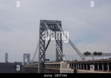 GWB: Un viaggio dal New Jersey a New York a piedi attraverso il George Washington Bridge dettagli una prospettiva unica della struttura famosa in tutto il mondo. Foto Stock