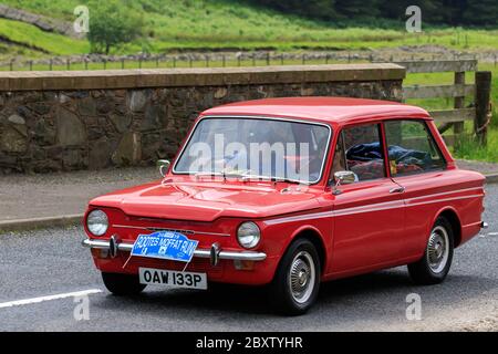 MOFFAT, SCOZIA - 29 GIUGNO 2019: 1975 Hillman Imp Caledonian berlina in un classico rally auto lungo la strada verso Foto Stock