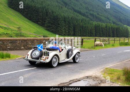 MOFFAT, SCOZIA - 29 GIUGNO 2019: MG TD vettura sportiva in un rally auto classica in rotta verso la città di Moffat, Dumfries e Galloway Foto Stock