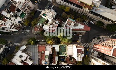 Vista aerea di un complesso a forma di triangolo circondato da strade, passaggi pedonali e alberi d'autunno nel centro del quartiere di Palermo Foto Stock
