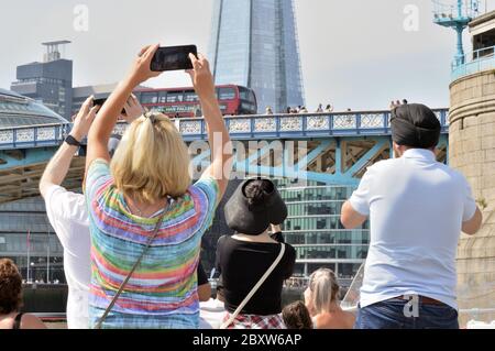 Londra, UK - 24 agosto 2019 - Gruppo multietnico di turisti che fotografano i luoghi di interesse di Londra. Foto Stock