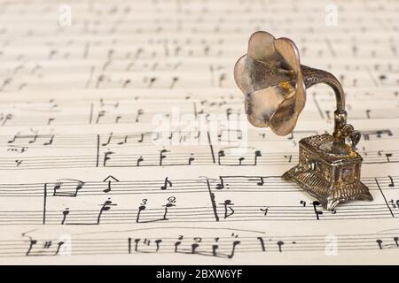 Grammofono sul vecchio foglio di musica Foto Stock