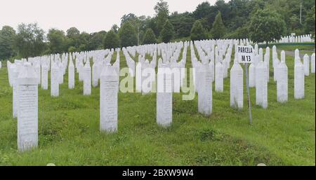 Srebrenica, Bosnia-Erzegovina, 01 2020 giugno: Memoriale e cimitero di Srebrenica-Potocari per le vittime del massacro del 1995 Foto Stock