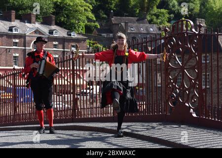 I ballerini Ironbridge Morris Pat e John Parnell sono venuti fuori isolamento oggi per ballare sul famoso Iron Bridge vicino alla loro casa. Foto Stock