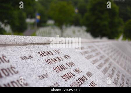 Srebrenica, Bosnia-Erzegovina, 01 2020 giugno: Memoriale e cimitero di Srebrenica-Potocari per le vittime del massacro del 1995 Foto Stock