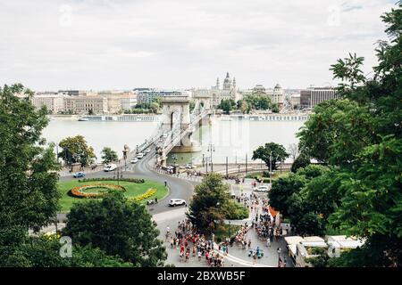 BUDAPEST, UNGHERIA - 23 luglio 2019 - Vista dal castello di Buda sul famoso ponte delle catene Szechenyi, sul fiume Danubio e sulla piazza piena di turisti Foto Stock