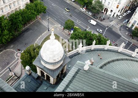 BUDAPEST, UNGHERIA - 23 luglio 2019 - Vista dall'alto sulla superficie del tetto della Basilica di san. Stephen e le strade sottostanti. Foto Stock