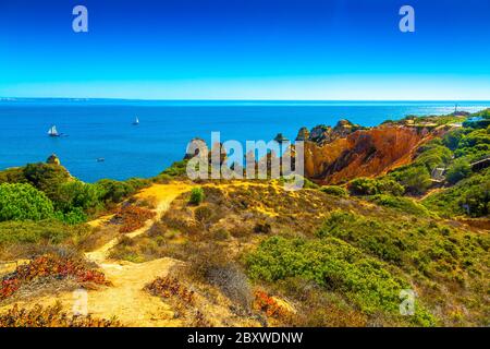 Belle scogliere sabbiose lungo la costa oceanica di Algarve vicino alla città di Lagos, Portogallo Foto Stock