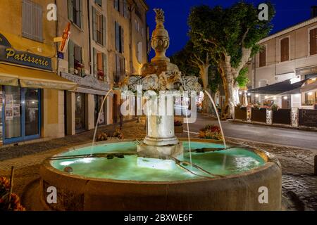 Provenza. Paesaggio estivo. Villaggio di Valensole. Foto Stock