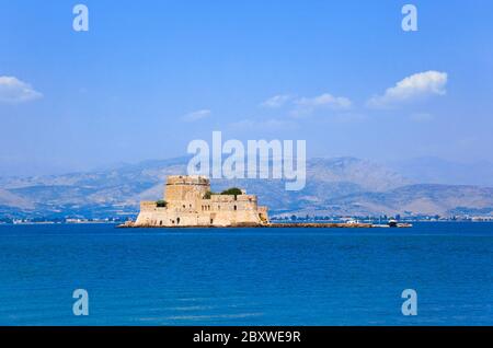 Isola del castello di Bourtzi a Nafplion, Grecia Foto Stock