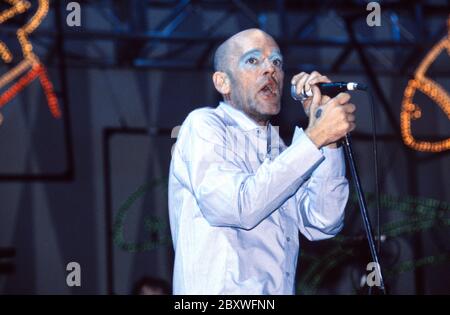 REM si esibisce sul palco della Pyramid al Glastonbury Festival 1999, Somerset, Inghilterra, Regno Unito. Foto Stock