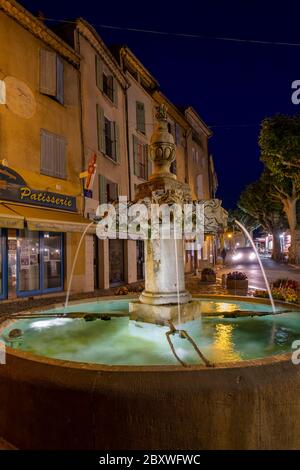 Provenza. Paesaggio estivo. Villaggio di Valensole. Foto Stock