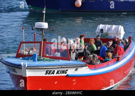 Sea King lascia la banchina su St Mary's con un carico pieno di passeggeri. Una delle barche usate dai barman per ferry turisti intorno e tra la f Foto Stock