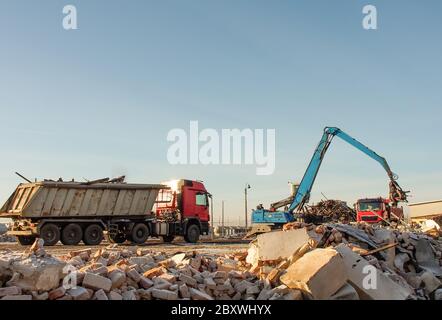 caricamento di rottami metallici e detriti su un carrello Foto Stock