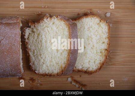 tagliare la torta di semola su un piatto di legno. L'immagine contiene spazio per la copia Foto Stock
