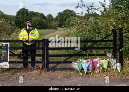 Fiori all'ingresso del Fryent Country Park, a Wembley, a nord di Londra, dove è stata avviata un'indagine sugli omicidi a seguito della morte di due sorelle. Foto Stock