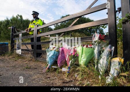 Fiori all'ingresso del Fryent Country Park, a Wembley, a nord di Londra, dove è stata avviata un'indagine sugli omicidi a seguito della morte di due sorelle. Foto Stock