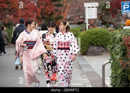 Un gruppo di giovani donne giapponesi vestite con un kimono tradizionale che cammina verso l'ingresso del tempio di Tenryuji (Tenryū Shiseizen-ji) Kyoto, Giappone. Foto Stock
