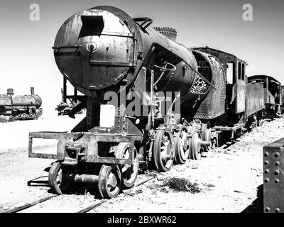 Vecchia locomotiva a vapore arrugginita nel cimitero dei treni o nel cimitero di cementerio de trenes vicino a Uyuni, Bolivia, immagine in bianco e nero Foto Stock