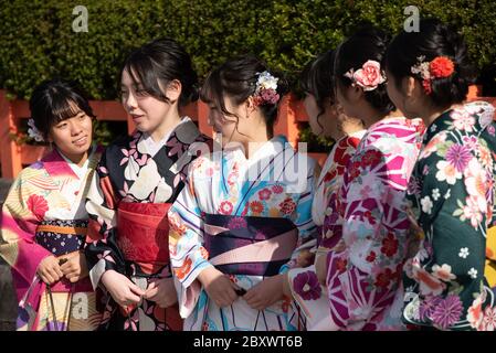 Giovani apprendisti geishe chiamato Maiko a piedi la strada principale nel quartiere di Gion a Kyoto Giappone Foto Stock