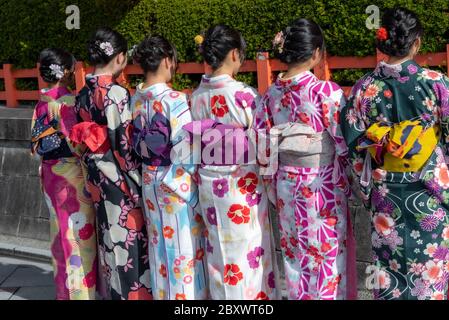 Giovani apprendisti geishe chiamato Maiko a piedi la strada principale nel quartiere di Gion a Kyoto Giappone Foto Stock