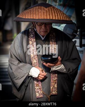 Un monaco buddista raccoglie donazioni (elemosine) al mercato di Ameyoko a Tokyo, Giappone Foto Stock