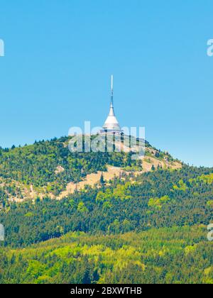 Jested - edificio architettonico unico. Hotel e trasmettitore TV sulla cima di Jested Mountain, Liberec, Repubblica Ceca. Foto Stock