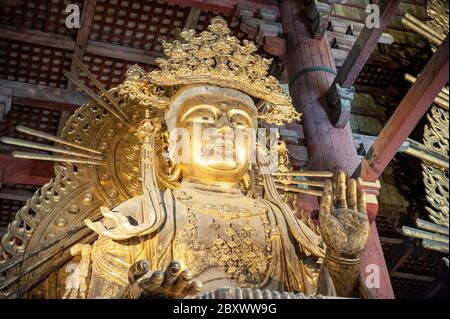 Statua dorata del Buddha, al tempio Todai-ji a Nara, Giappone Foto Stock