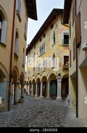 Edifici storici nel centro di Spilimbergo, nella provincia di Udine, nel nord Italia Foto Stock