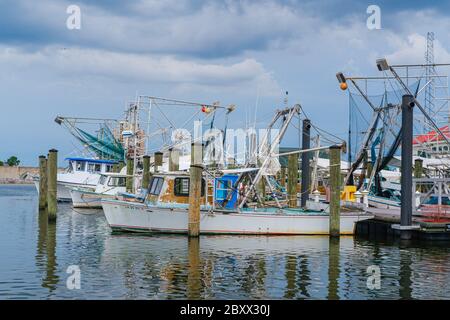 Barche da pesca e pescherecci da traino nel porto di Bucktown sul lago Pontchartrain Foto Stock
