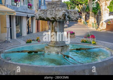 Provenza. Paesaggio estivo. Villaggio di Valensole. Foto Stock